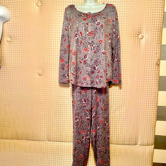 True Treasures Other - 💝SECRET TREASURES💝SILKY FLORAL LNG SLEEVE PJ NWT